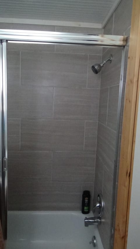 Combined shower/tub, towels