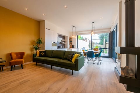 Woonkamer/open keuken, grote tafel met 8 zitplaatsen, vloerverwarming & gashaard