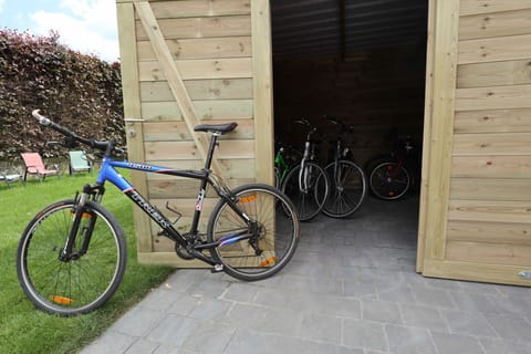 Afsluitbare fietsberging in de tuin met 2 stopcontacten