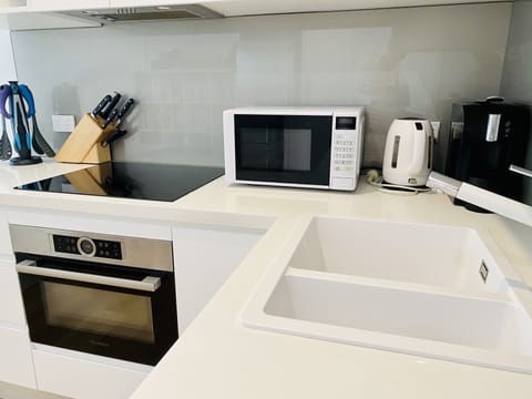 Full-size fridge, microwave, oven, stovetop