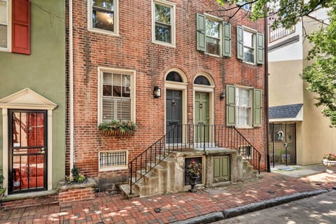Place yourself in the heart of Philly when you stay at this fantastic property.