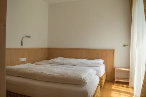 3 bedrooms, in-room safe, internet, bed sheets