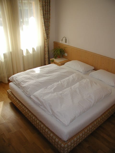 2 bedrooms, in-room safe, internet, bed sheets