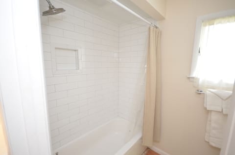 Combined shower/tub, towels