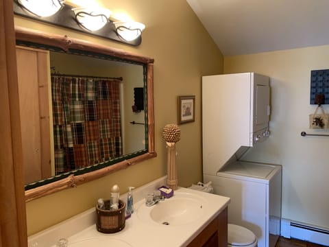 Combined shower/tub, jetted tub, hair dryer, towels