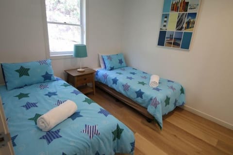 2 bedrooms, travel crib, bed sheets