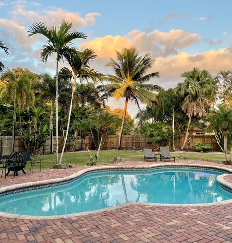 Enjoy the backyard beautiful sunsets in this spacious backyard 😍