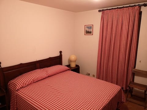 2 bedrooms, iron/ironing board, bed sheets