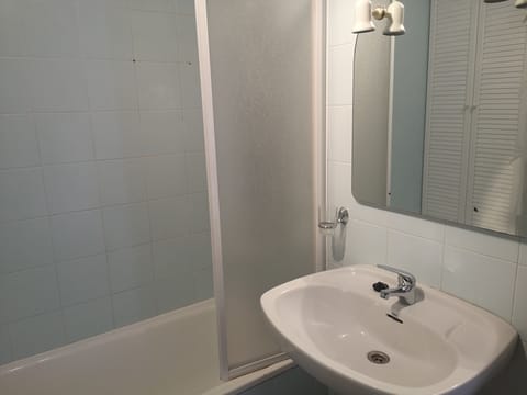 Combined shower/tub, hair dryer, bidet, towels