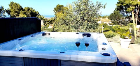 Outdoor spa tub