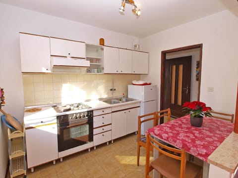 Fridge, stovetop, coffee/tea maker