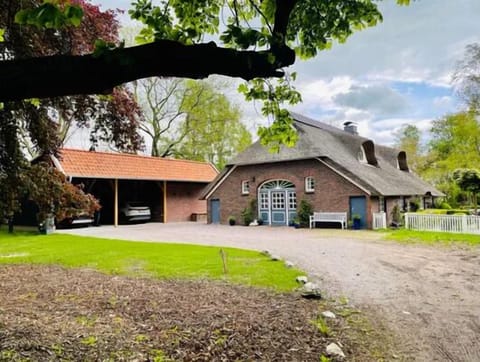 Frontview with Remise for two cars or table tennis