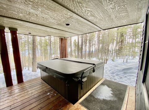 Indoor spa tub