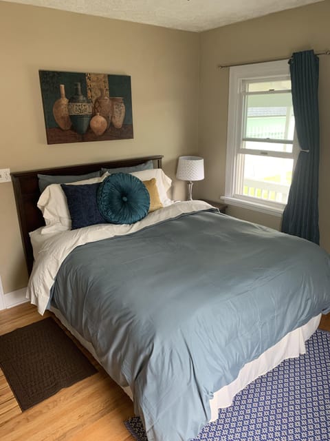 2nd main level bedroom with queen bed