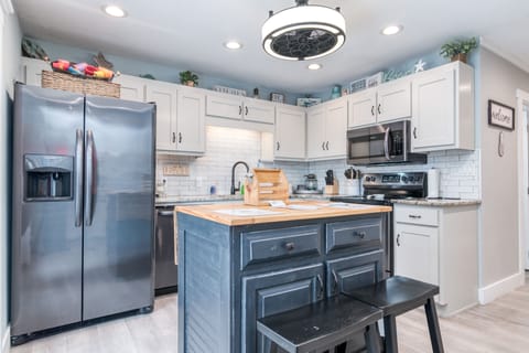 Private kitchen | Fridge, microwave, oven, stovetop