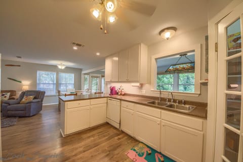 Fully stocked kitchen!