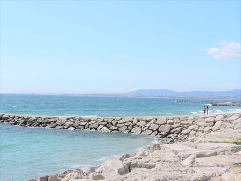 Beach nearby, sun loungers, beach towels