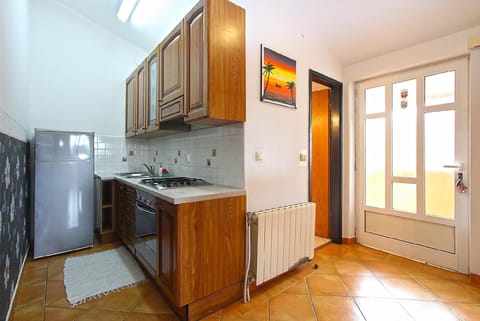 Fridge, stovetop, coffee/tea maker