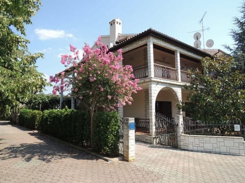 External view of the building. Appartament Luna Porec