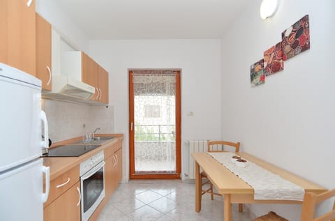 Fridge, stovetop, coffee/tea maker