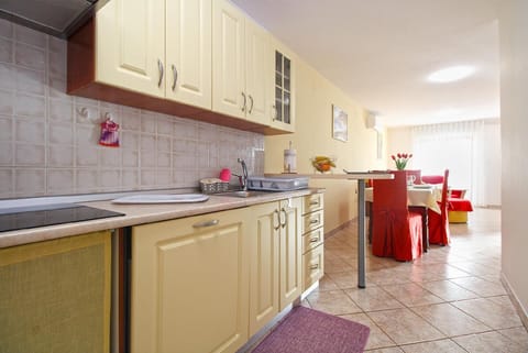 Fridge, stovetop, coffee/tea maker