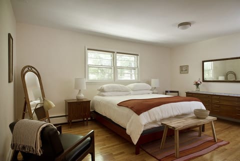 Iron/ironing board, travel crib, WiFi, bed sheets