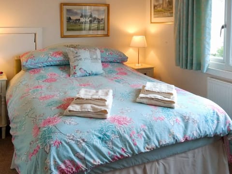 Main bedroom, kingsize bed | Ewenny Cottage, Ewenny, near Bridgend