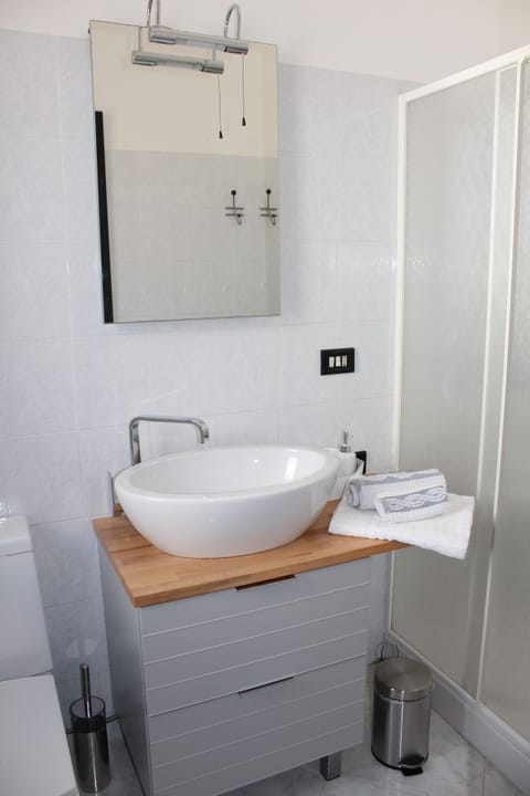 Combined shower/tub, jetted tub, hair dryer, bidet