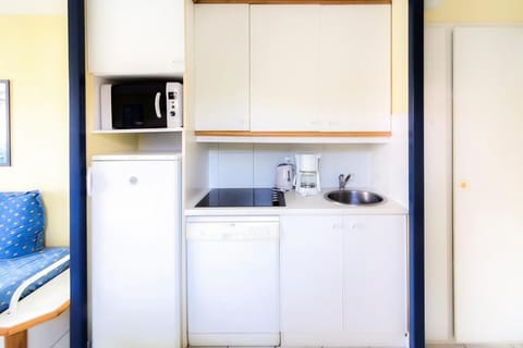 Fridge, microwave, dishwasher, coffee/tea maker