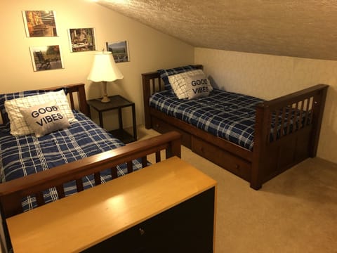 Loft Bedroom w/ 2 twin beds