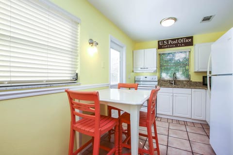 Cottage 6 Dining Area