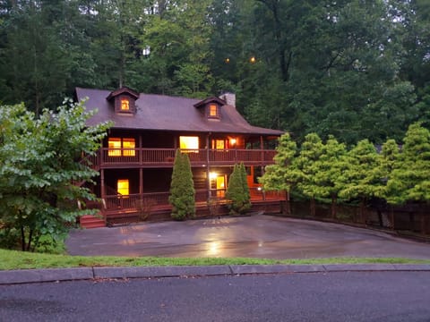 Tranquil setting. Plenty of parking & easy roads. Less than 1 mile to Parkway.