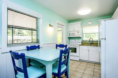 Cottage 4 Dining Area