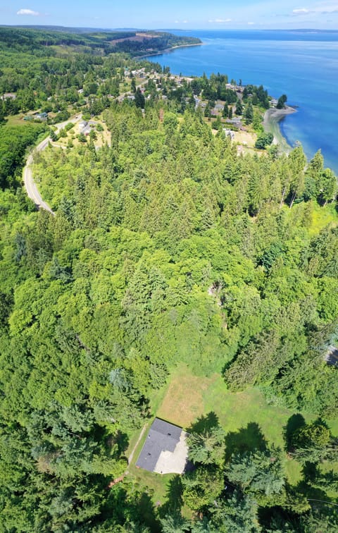 Very close to Shine tidelands park and kayaking.