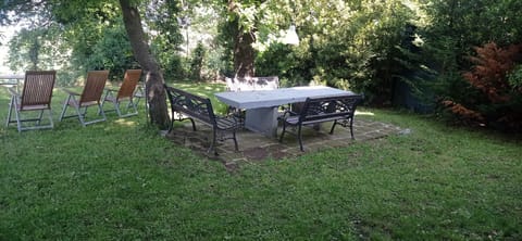 Tavolo da pranzo, in pietra Basaltina, sotto le due grandi querce.