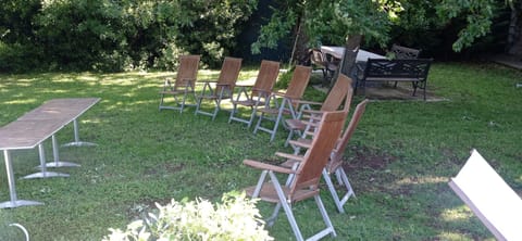 Tavolo e sdraie per  riunione.
di famiglia.