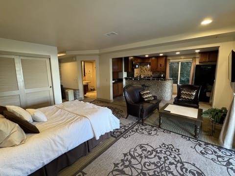 Queen bed, fulfull kitchen, huge bathroom, separate shower room and toilet room.