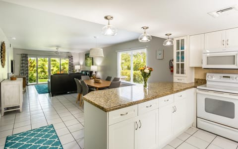 Private kitchen | Fridge, microwave, oven, stovetop