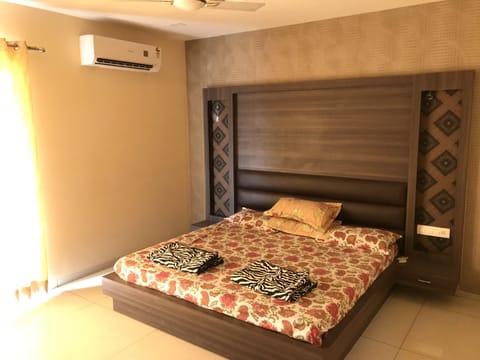 3 bedrooms, in-room safe, soundproofing, bed sheets