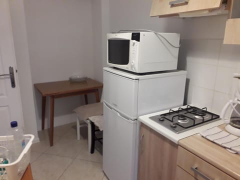 Fridge, microwave, stovetop, coffee/tea maker