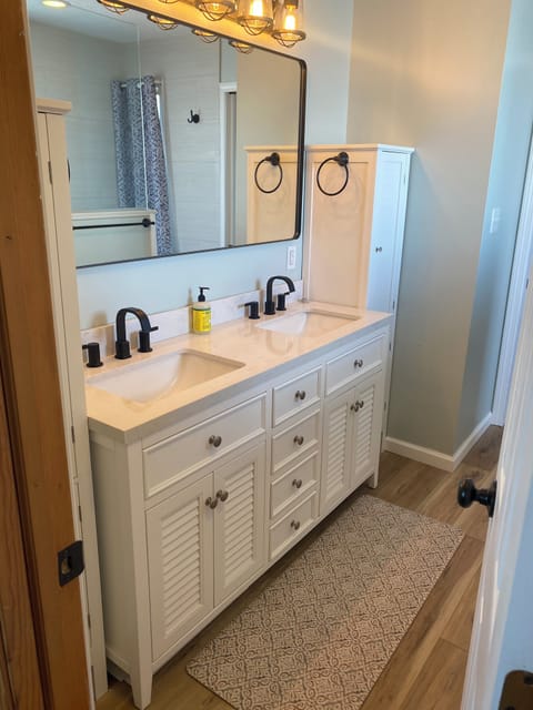 Combined shower/tub, jetted tub, hair dryer, towels