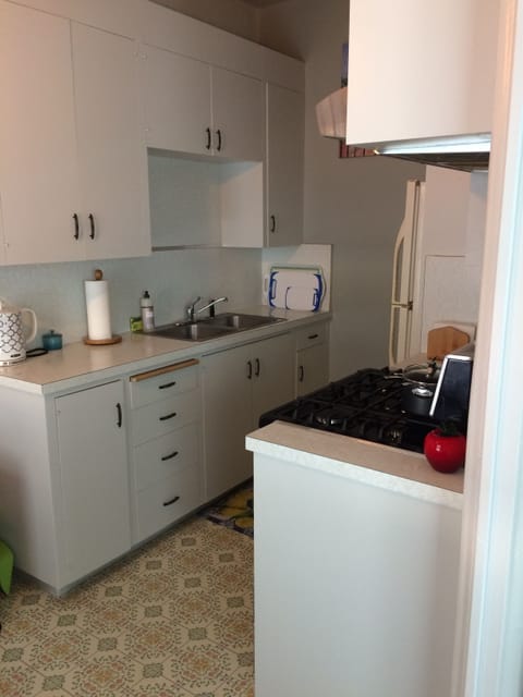 Fridge, oven, stovetop, coffee/tea maker