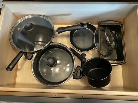 pots pans
