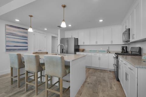 Great conversations/entertaining while preparing meals in well equipped kitchen