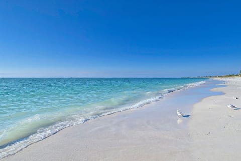 Beach nearby, sun loungers, beach towels