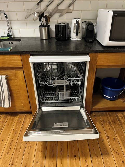 Fridge, oven, stovetop, dishwasher