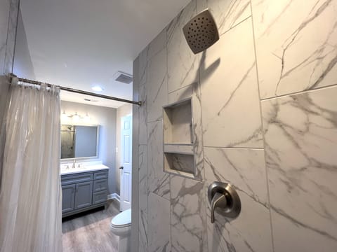 Combined shower/tub, towels