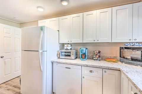 Full-size fridge, microwave, dishwasher, coffee/tea maker