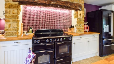 Kitchen with Rangemaster cooker, Gladstone Cottage, Bolthole Retreats