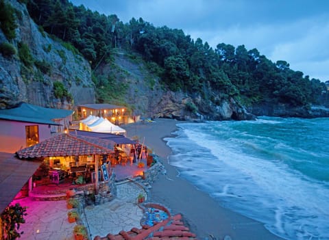 Beach nearby, sun loungers, beach towels